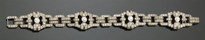 null Bracelet articulé en platine à décor géométrique entièrement serti de diamants...