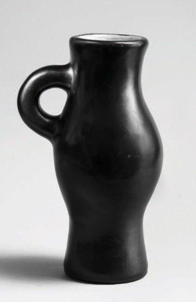 JOUVE Georges (1910-1964) Pichet zoomorphe en faïence, émaillé noir lustré avec des...
