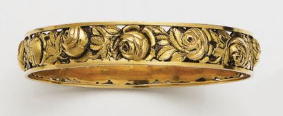 null Bracelet rigide en or jaune 750 millièmes gravé à décorde rose.
Diamètre intérieur:...
