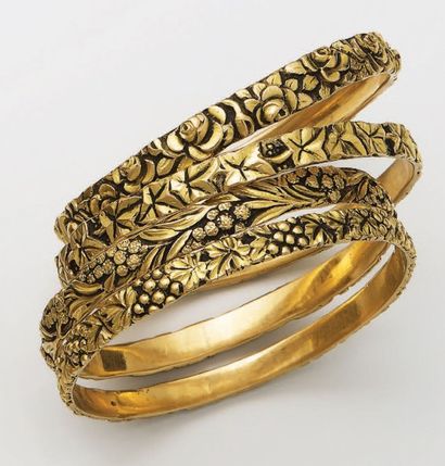 null Lot de quatre bracelets rigides en or jaune 750 millièmes gravé à décor de fleurs.
Diamètre...