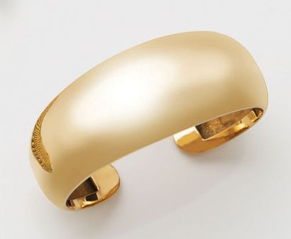 null Large bracelet rigide ouvrant en or jaune 750 millièmes uni.
Diamètre intérieur:...