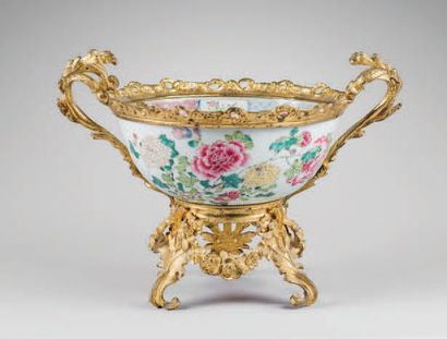 CHINE, Compagnie des Indes - Epoque QIANLONG (1736 - 1795) Bol en porcelaine décorée...
