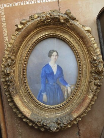 ALPHONSE BOURDIN (ACTIF ENTRE 1841 ET 1853) Jeune femme en robe bleue, fond nuagé
Grande...