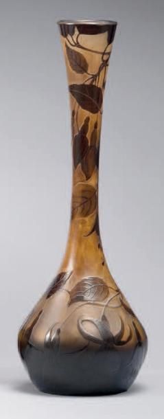 D'ARGENTAL Vase soliflore sur base bulbeuse. Epreuve de tirage industriel réalisée...