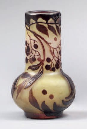 GALLÉ Émile (1846-1904) Vase à col cylindrique reposant sur une base ovoïde.
Épreuve...