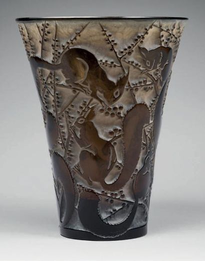 LALIQUE René (1860-1945) Vase «Sénart».
Épreuve de tirage industriel réalisée verre...