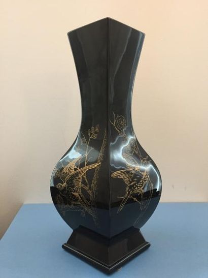 BACCARAT Vase balustre en épais verre noir.
Décor d'oiseaux émaillé or.
Signé.
Haut....