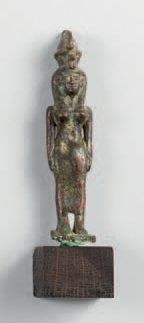 null Statuette représentant Isis debout, coiffée du pshent.
Bronze à patine verte,...