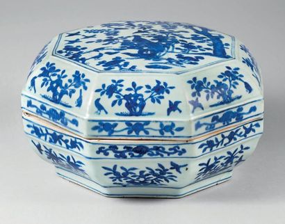 CHINE - Epoque JIAJING (1522 - 1566) Grande boite de forme octogonale en porcelaine...