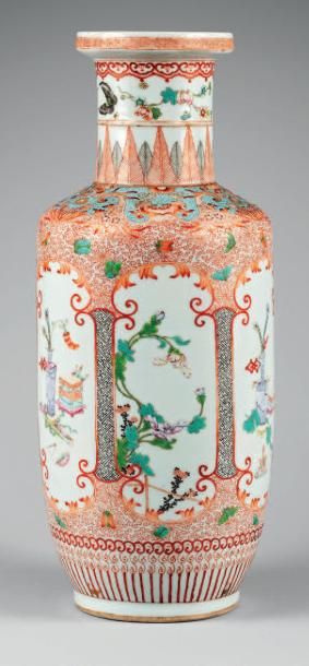 CHINE - XIXe siècle Vase de forme rouleau en porcelaine émaillée polychrome à décor...
