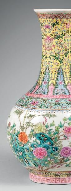 CHINE - Epoque de la République - MINGUO (1912 - 1949) Vase de forme «shangping»...