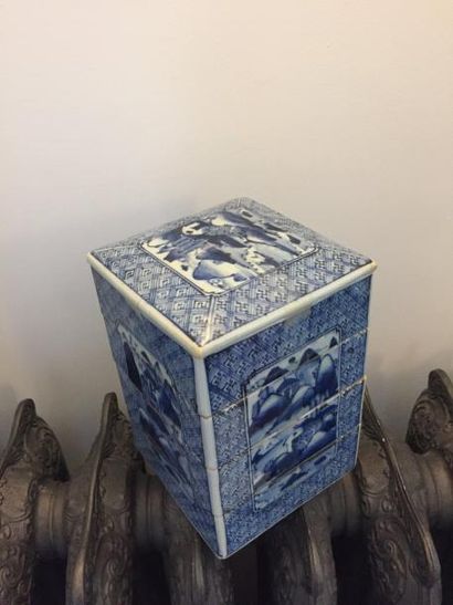 CHINE - Vers 1900 Boite de forme carrée à quatre compartiments en porcelaine décorée...