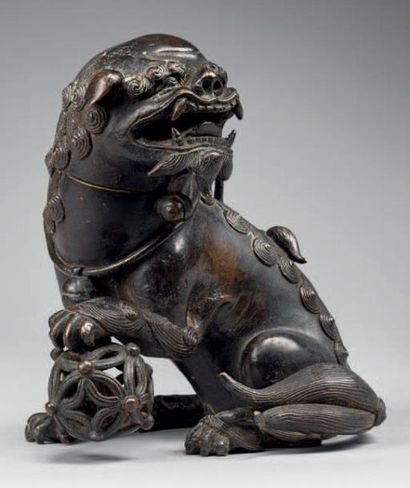 CHINE - XIXe siècle Brûle-parfum en forme de chimère assise en bronze à patine brune,...