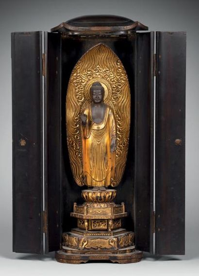 JAPON - Fin Époque EDO (1603 - 1868) Butsudan en laque noire découvrant un bouddha...