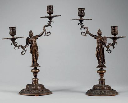 null PAIRE DE CANDÉLABRES en bronze patiné, figurant des anges tenant deux bras de...