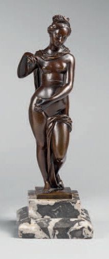 École du XIXe siècle Vénus au bain.
Statuette en bronze à patine brune.
Socle en...