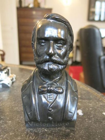 D'après SUAREZ Victor Hugo en buste.
Bronze à patine brun-noir, marqué au dos: «G.R....
