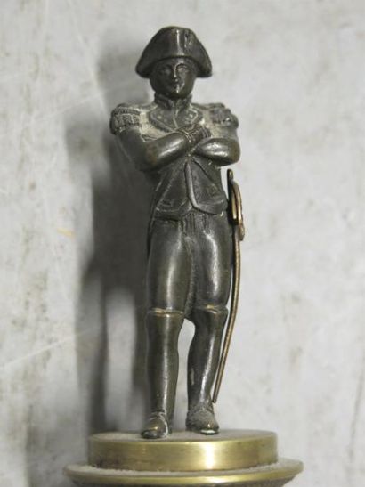 null STATUETTE DE NAPOLÉON Ier en bronze à patine brune, sur un socle de bronze doré...