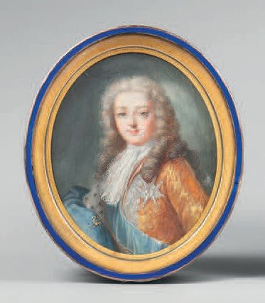 null GRANDE MINIATURE ovale figurant Louis XV enfant.
Dans un cadre à réverbère bordé...