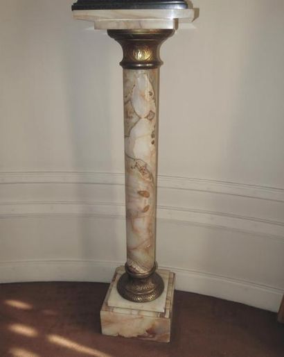 null SELLETTE en onyx et métal doré, en forme de colonne.
Vers 1900.
H. 106 cm -...