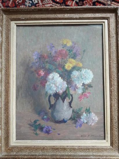 Léon BELLEMONT (1866 - 1961) Bouquet de fleurs variées au vase blanc
Huile sur toile,...