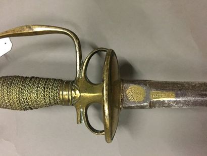 null Epée d'officier du type 1767. Monture en bronze, lame à pans marquée au talon...