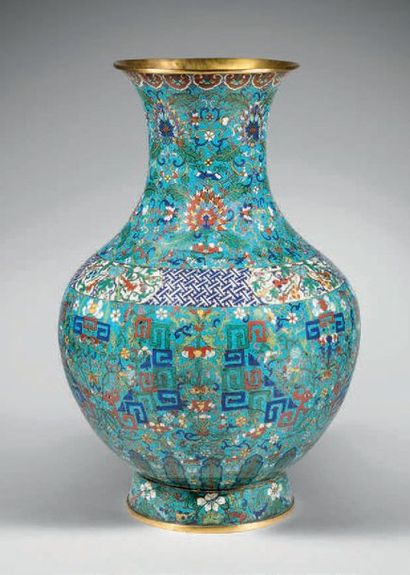 CHINE - Vers 1900 Vase à panse basse en bronze et émaux cloisonnés à décor de grecques...
