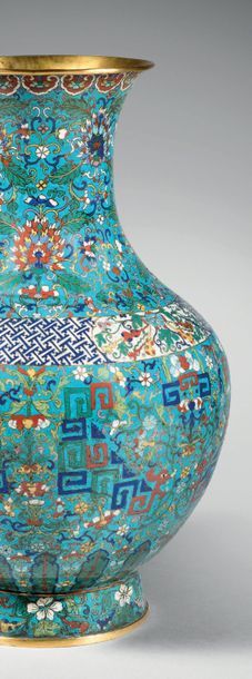 CHINE - Vers 1900 Vase à panse basse en bronze et émaux cloisonnés à décor de grecques...