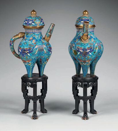CHINE - Vers 1900 Paire de verseuses pansues tripodes en bronze et émaux cloisonnés,...