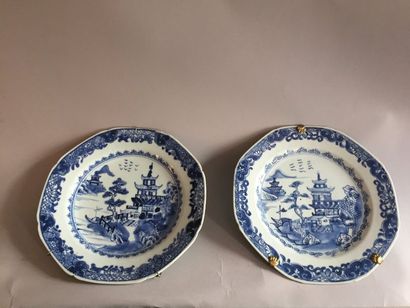 CHINE - Epoque QIANLONG (1736 - 1795) Paire d'assiettes octogonales en porcelaine...