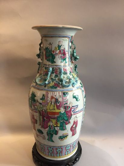 CHINE, Canton - Fin XIXe siècle Vase en porcelaine émaillée polychrome à décor de...