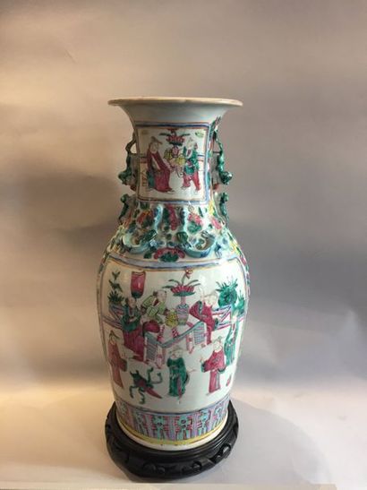 CHINE, Canton - Fin XIXe siècle Vase en porcelaine émaillée polychrome à décor de...