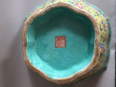 CHINE - XXe siècle Coupe polylobée en porcelaine émaillée polychrome à décor de lotus...