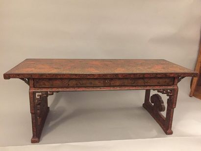 CHINE - XIXe siècle Petite table basse en bois laqué rouge et vert à plateau rectangulaire...