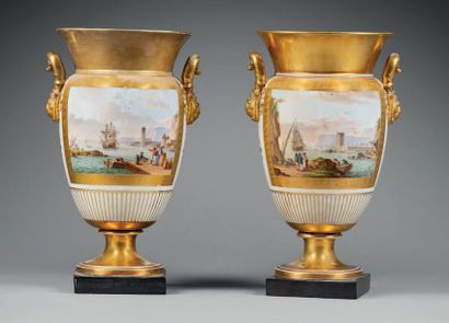 PARIS Paire de vases en porcelaine à décor polychrome de paysages de bord de mer...