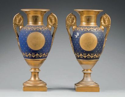 PARIS Paire de vases de forme balustre en porcelaine à décor en or sur fond bleu...