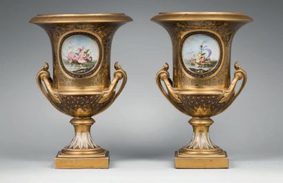 PARIS Paire de vases de forme Médicis en porcelaine à décor polychrome de fleurs...