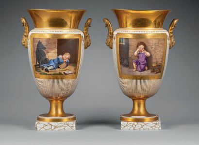 PARIS Paire de grands vases en porcelaine à décor polychrome sur l'un d'un jeune...