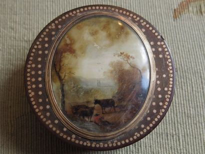 École FRANÇAISE du XVIIIe siècle Paysage animé.
Miniature ovale en fixé sous verre,...