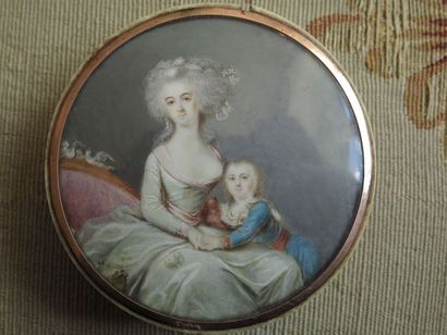 ÉCOLE FRANÇAISE VERS 1785 Jeune femme et son enfant.
Miniature ornant le couvercle...