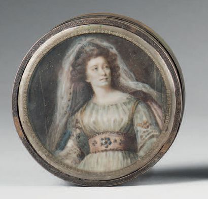 ECOLE FRANÇAISE FIN XVIIIe SIÈCLE Femme portant un large voile.
Miniature ornant...