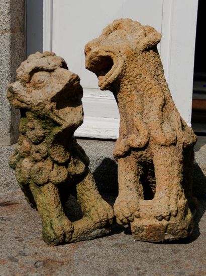null DEUX LIONS en pierre sculptée, formant pendant.
Bretagne, XVIIe siècle.
Anciens...