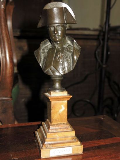 D'après Jean Jacques PRADIER (1790-1852) Napoléon Ier
Petit buste en bronze patiné,...
