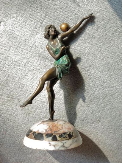 D'après Marcel BOURAINE (1886-1948) Danseuse à la balle.
Statuette en bronze patiné,...