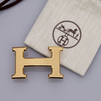 HERMES HERMES, boucle de ceinture Constance guillochée dorée. Signée et numérotée....