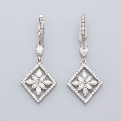 null Paire de boucles d'oreilles en or gris 750°/00 (18K), serties de diamants navettes,...