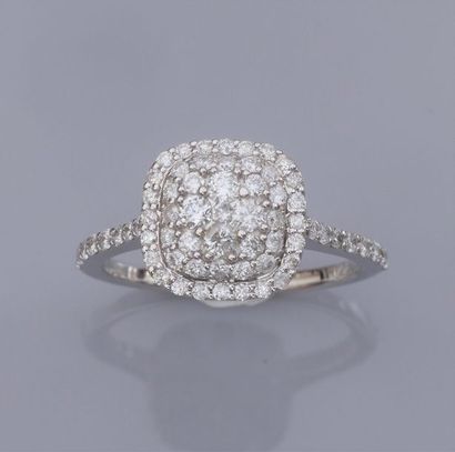 null Bague coussin en or gris 750°/00 (18K), sertie de diamants taille brillant en...