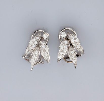 null Paire de boucles d'oreilles en or gris 750°/00 (18K), feuillages sertis de diamants...