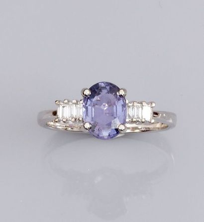 null Bague en or gris 750°/00 (18K) sertie d'un saphir violet ovale de 1.60 carat...