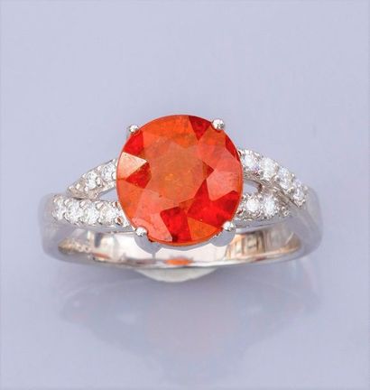 null Bague en or gris 750°/00 (18K), sertie d'un grenat orange spessartite de 4 carats...